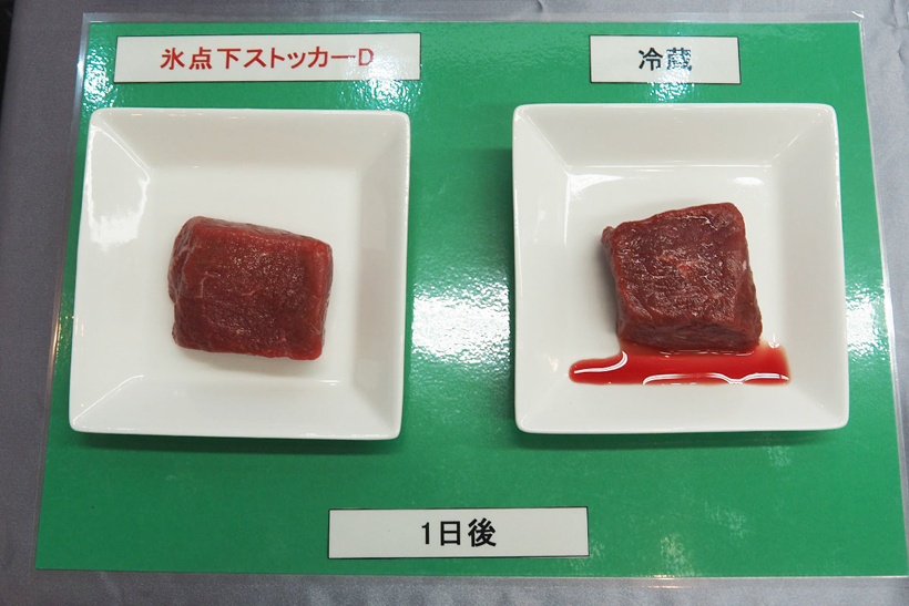 ↑氷点下ストッカーDで保存した肉は、ドリップも出にくい。写真は1日冷蔵したモモ肉だが、冷蔵した肉(右)はドリップがでているのがわかる