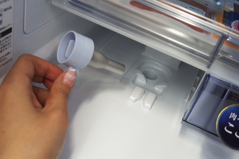 ↑自動製氷機は、水タンクや製氷皿はもちろん、フィルターやポンプ、パイプまで全部洗えます。口に入れる氷を作る場所だけに、これはかなり嬉しい機能です