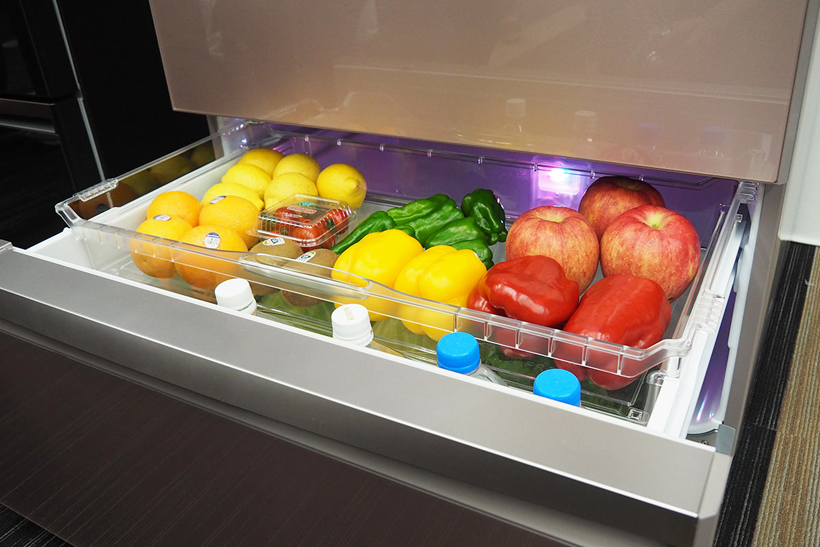 ↑こちらがLEDで野菜の栄養素をアップさせるという野菜庫。奥で「赤、緑、青」LEDが点灯しているのが見えます