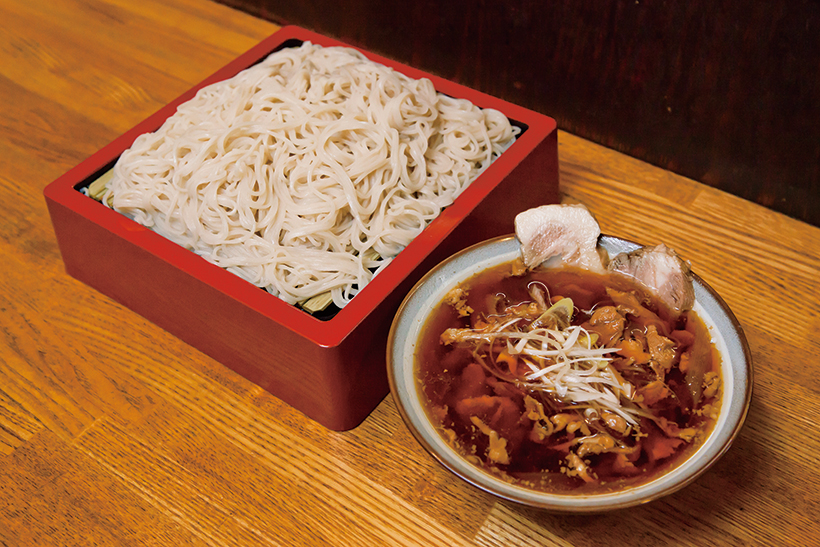 ↑冷やし肉そば(480円)。しっかり味つけされたチャーシューがたっぷり入った「冷し肉そば」はボリューム満点