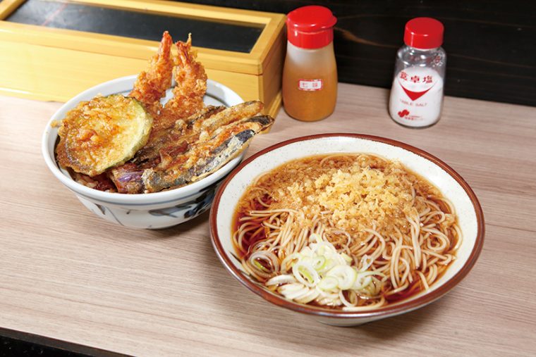 ↑海老天丼セット（730円）えび天2本と季節の天ぷらが入った天丼とそばがセットに。そばはかけともりが選べる