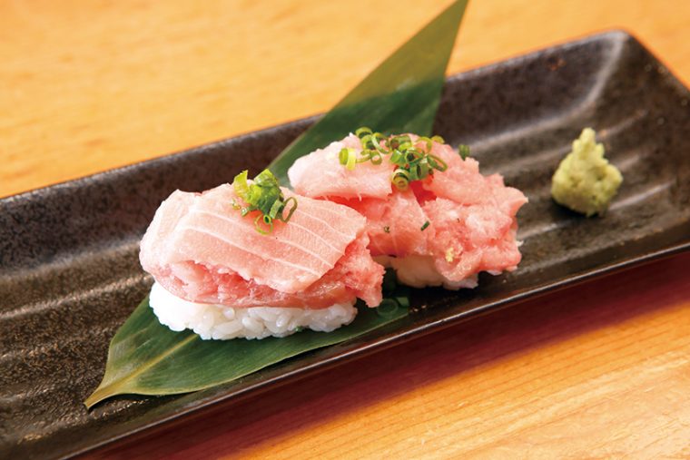 ↑本鮪頭肉/二貫(388円) まぐろ1尾から2本しか取れない希少部位。トロトロとした食感で、食べた瞬間に、大とろとはまた違う、甘い脂がじゅわ~っと広がる。コストパフォーマンスはきわめて高い