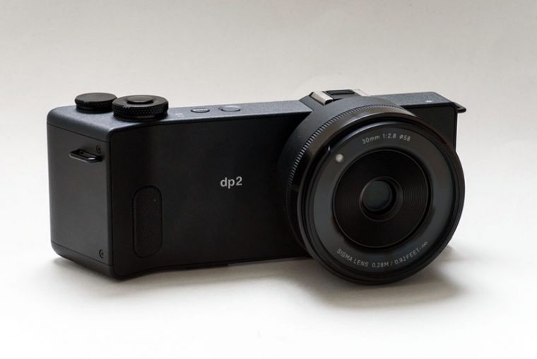 ↑dp2 Quattroは45mm相当 F2.8のレンズを搭載。4機種の中で一番軽量