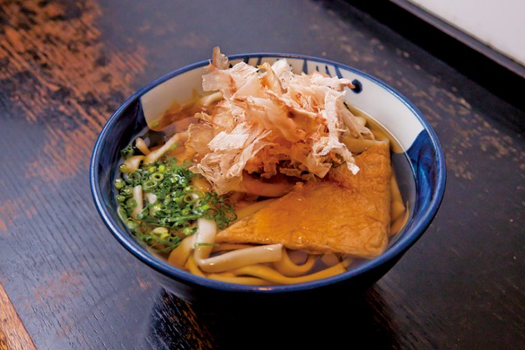 ↑きしめん(430円)。ぷるぷる食感の人気メニュー。つゆはだしの香りが濃厚な関西仕立てだ