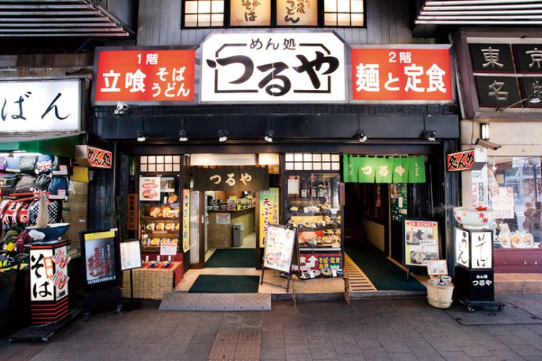 ↑1階は立ち食い専門。2階は椅子席で、そばや一品料理をゆっくり楽しめる