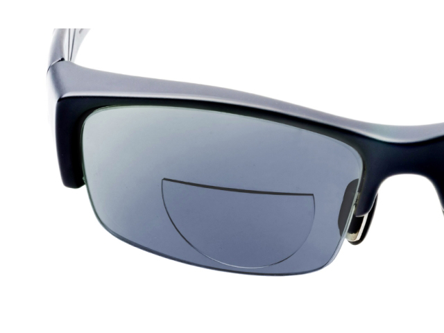 水でくっつけるだけ! 「貼れる老眼鏡」の登場で愛用のサングラスが長く使える!