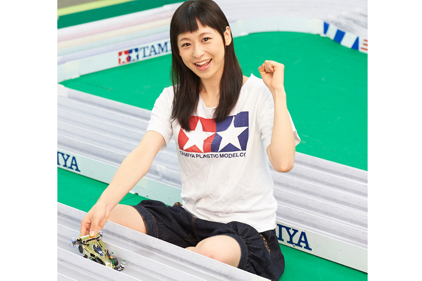 【動画】人気声優・徳井青空さんがミニ四駆のレースに挑戦! マシンは難コースを完走できるのか?