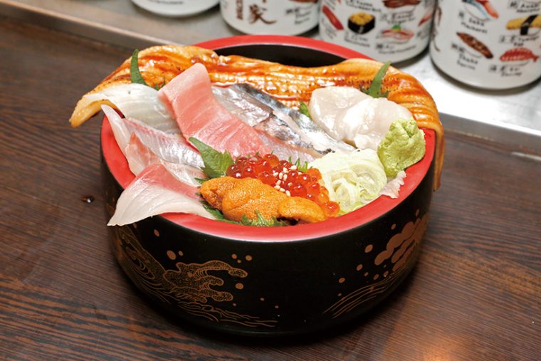 ↑大名ちらし(1296円) 中とろやうに、しめさば、あじ、穴子などが入ったちらし寿司。ランチタイムの丼のなかでも豪華な一品だ。なお、ランチタイムの丼は大盛り無料で、すべてにみそ汁が付く