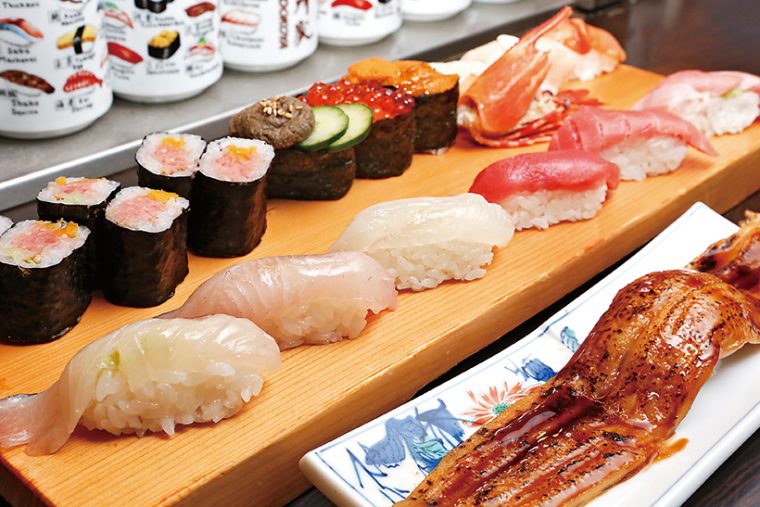 ↑季節の特選にぎり(2592円※) 旬の魚をふんだんに使った豪華な握りのセット。写真は「皐月の特選」で、まぐろの大とろや中とろのほか、ひらめ、しまあじ、一本穴子など14種類が乗っている ※季節によって価格は異なります