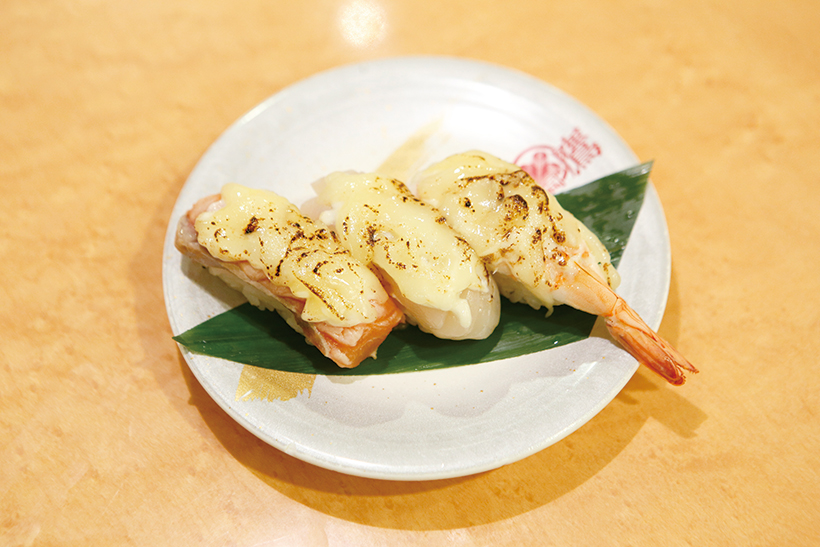 ↑焦がしチーズ三昧(473円) サーモン・ほたて・えびにチーズを乗せ、バーナーで炙ったひと皿。チーズを焦がした風味と刺身の組み合わせが新鮮だ。特に生ほたての甘みがチーズの塩気とよく合う