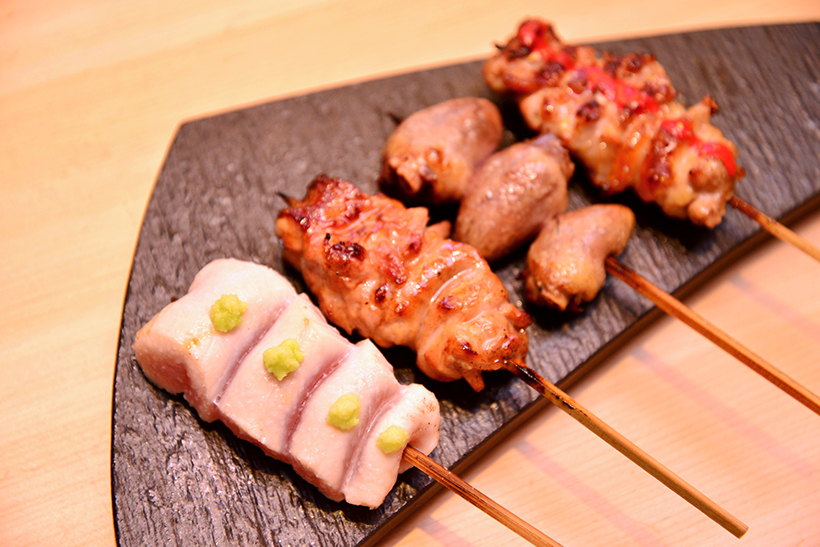 ↑左から「さび」、「せせり」、「丸はつ」、「首皮」。すべてひと串226円で、オススメの7本コースは1382円、9本コースは1706円です