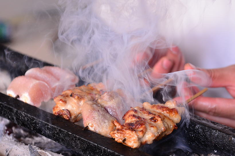 ↑精肉は食感とジューシーさのバランスがよい福島の伊達鶏、内蔵は鮮度と旨味が抜群な鳥取の大山どりを使用。焼く直前に昆布酒をあしらい、素材の持ち味を最大限に引き出すとともに旨味をプラスしています