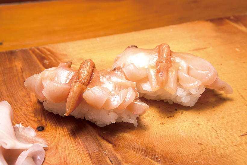 ↑シャキシャキした食感とともに貝独特の風味が鼻から抜ける高級ネタ。独特の甘みとうまみ、ほのかな渋みが心地いい、大人の味だ