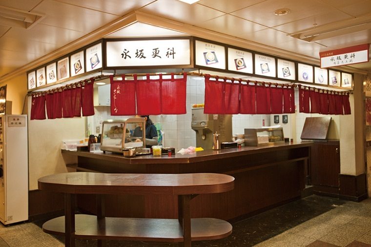 ↑立ち食いコーナーは966 年にオープン。50 年近く続く人気店だ