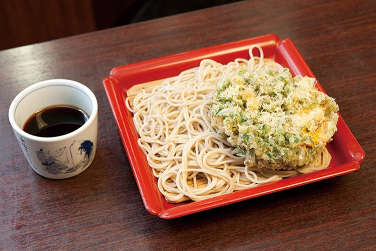 ↑春菊天もりそば(750円)。エビ入りの春菊天 をトッピング。春菊は苦みと甘みがしっかり残って美味。もりつゆは甘口と辛口が選べる