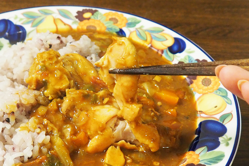 ↑完成したカレーはとにかく旨味が凝縮したコクのある味。普段と同じカレールーを使用しているのに驚くほど味が濃くなっています。また、肉も箸でつかむとホロホロ崩れるほど柔らかい!