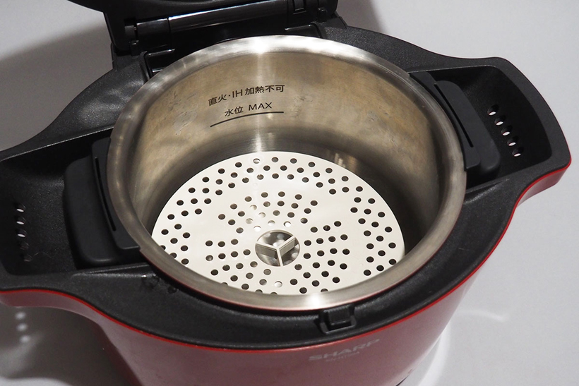 ↑足のついた蒸し板を内鍋にセットし、水を200mlほど入れれば蒸し料理も可能です。茶わん蒸しなども作れます