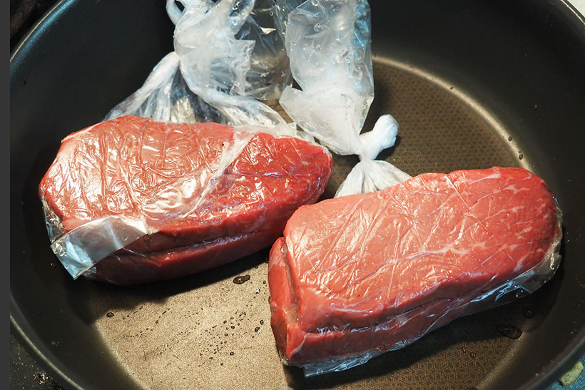↑低温調理は別名真空調理とも呼ばれています。まずはビニール袋に食材を入れ、空気を抜きます。空気が入っているとうまく加熱されないので気を付けてください