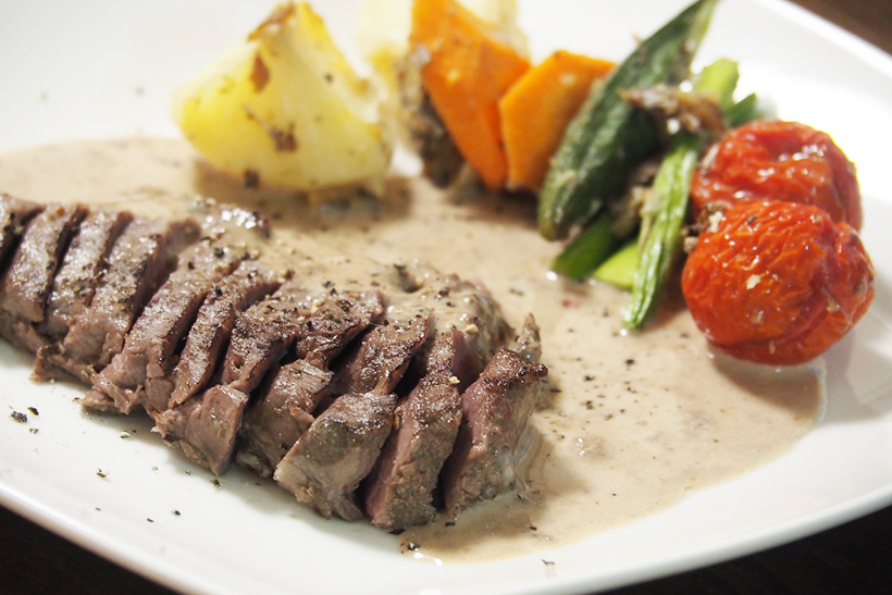 ↑12時間加熱した肉がこちら。表面は変色していますが、中心はローストビーフのようなピンク色です(上写真)。あとは、フライパンで肉の表面にサッと焦げ目をつけたら完成(下写真)