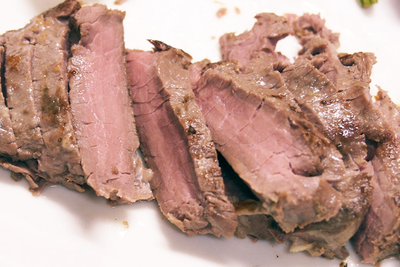 ↑お皿に盛り付け、ビニールにたまった肉汁でソースを作れば完成! 12時間加熱したのに、中心はきれいなピンク色。しかも赤身の硬い肉が、箸でも千切れる柔らかさになっています