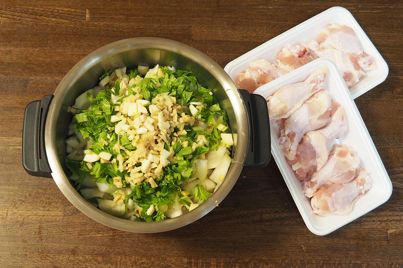 ↑一応付属レシピもありますが、我が家では冷蔵庫に余っている野菜を適当に入れて作っています。野菜をすべて細かくカットして、内鍋にセット。ポイントは、水分の多い野菜(ここではトマト)から下に詰めていくことです