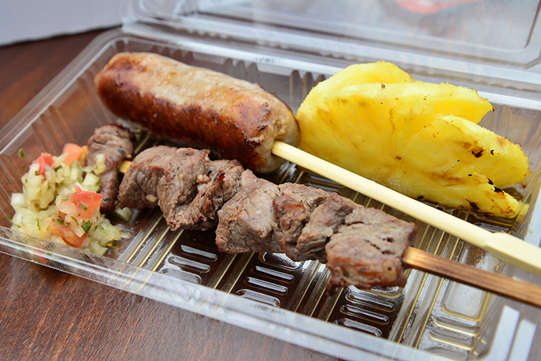 ↑シュラスコ・ミックス(牛肉串焼き、ブラジルソーセージ、焼きパイン) 1000円
