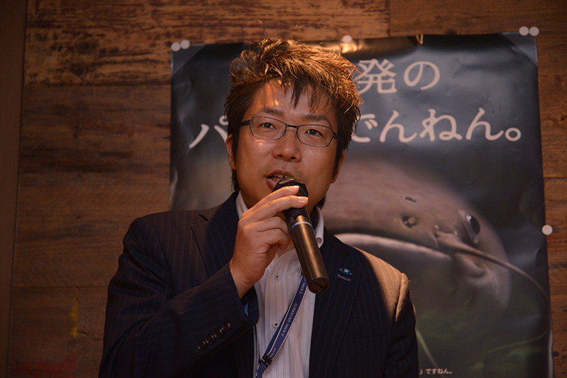 ↑開発にあたった「近大世界経済研究所」の有路昌彦教授。「海外ではウナギよりもナマズのほうがポピュラーな食べ物。しかも、養殖魚の中で世界で3番目に消費されています。フライやソテーにも適しており、アメリカ、アジア、アフリカでは日常的。食べないのは日本くらいですね」と力説