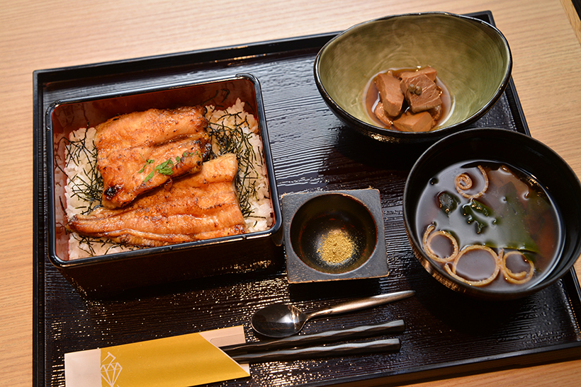 ↑ランチで提供される「近大発ナマズ重」(2200円)。一食に使用される大きさは、個体差があるものの175g前後とのこと