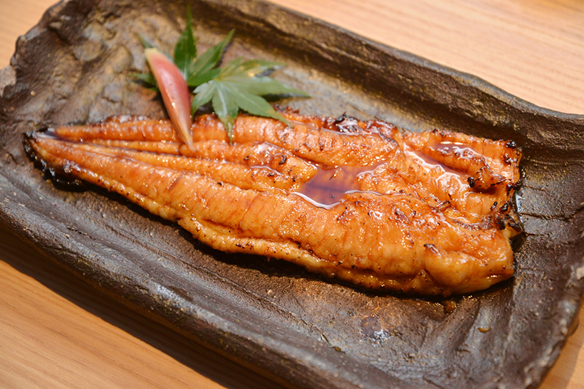 ↑ディナーで提供される「近大発ナマズ蒲焼」(2000円)。身のサイズはランチと同等です