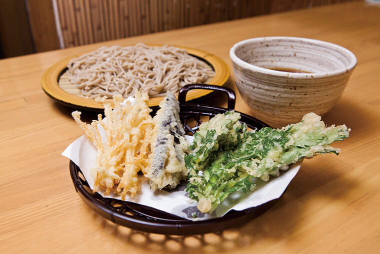 ↑なす、春菊、えのきの「野菜天もりそば」。 なすの甘みと春菊の苦み、えのきのシャキシャ キ感が楽しめる人気メニューだ