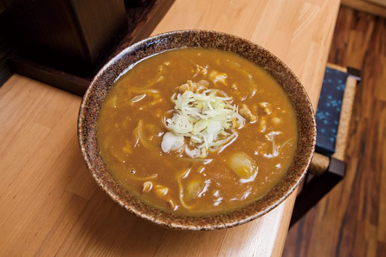 ↑ カレー南蛮そば(600円)。スパイシーな香りとだしのうまみのバランスが絶妙