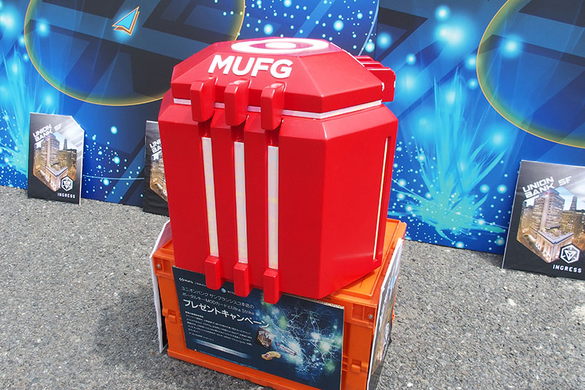 ↑コラボ企業の東京三菱UFJ銀行。コラボアイテムのMUFGカプセルの実物（？）を展示