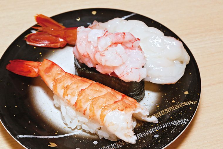 ↑豪華海老三種盛り(370円) ゆでえび、甘えび、赤えびの3種。甘えびと赤えびはトロリとしたうまみが魅力で、ゆでえびは確かな仕込みで身がしっとり。豊かな甘味がじっくり楽しめる