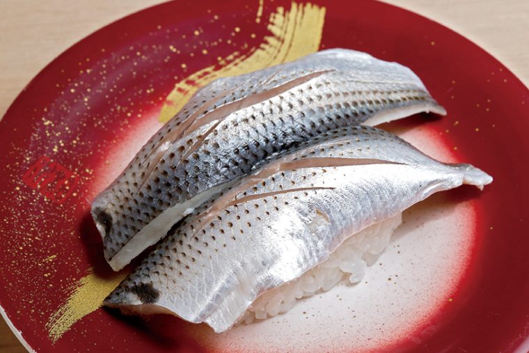 ↑小肌当店仕込み/二貫(190円) この道40年のベテラン職人が仕込んだ名品。浅く漬けられ酢も塩も 控えめで、こはだのうまみと脂のうまみがしっかり主張されている。清涼感もあって〆にもオススメだ