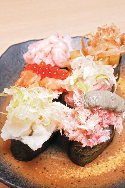 ↑大漁全種盛り(860円) えんがわ、サーモン親子、甘えび、かに&かにみそなどを六貫セットで。えんがわはさっぱりとした味わいのからすえんがわを使うなど、ネタごとに味のメリハリが楽しめる