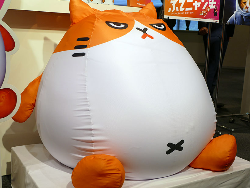 ↑Y!mobileにMNPで新規加入した人の中から、抽選で200名に「ふてニャンBIGクッション」がプレゼントされる。対象となる期間は8月5日〜9月30日まで