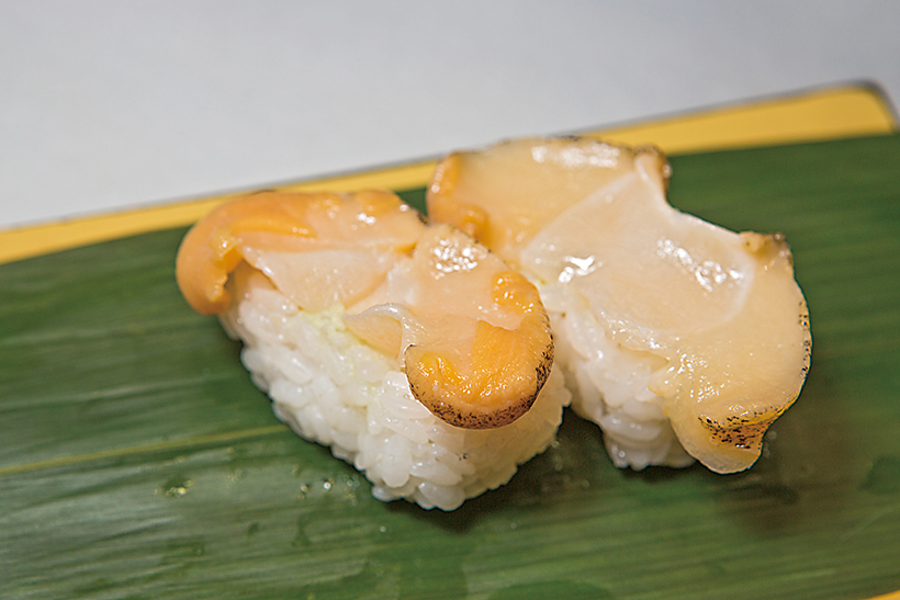 ↑真つぶ貝/一貫(140円) つぶ貝のコリコリした食感に思わず笑みが。甘みが濃厚で噛むほどに磯の風味が広がる。ちなみに握りは二貫での注文が基本だが、頼めば一貫ずつの注文にも対応してくれる