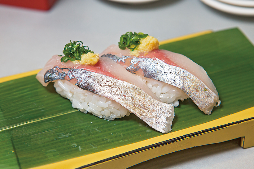 ↑真あじ/一貫(108円) 濃厚な味で、食べた瞬間にうまみが広がる。切り身には厚みがあって歯ごたえもいい。上に乗せたおろししょうがで清々しさが加わり、連続注文したくなるうまさだ