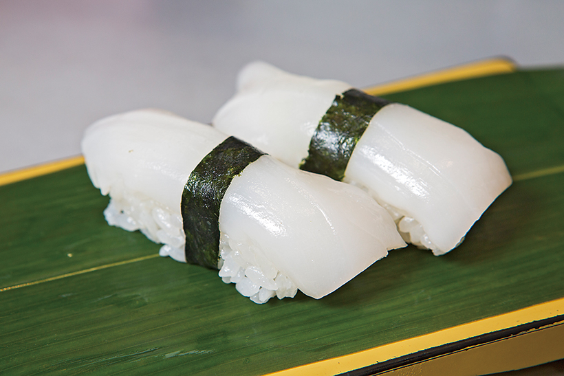 ↑あおりいか/一貫(140円) 夏に旬を迎えるあおりいか。独特のねっとりとした食感と強い甘みがある。巻かれたのりの風味が絶妙なアクセントとなっている