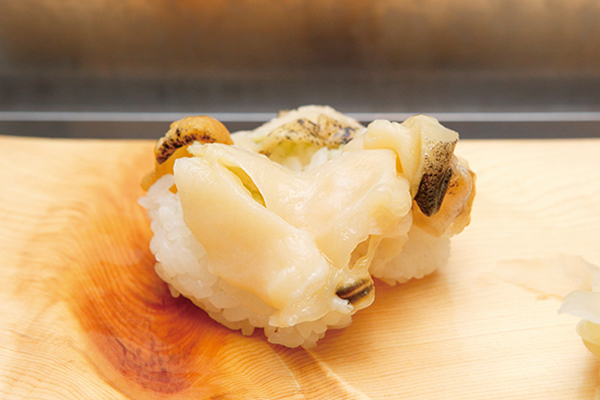 ↑あなご/一貫(150円) 穴子をじっくりと煮込み、最後に炙りを入れることで香ばしさをプラス。ふっくら柔らかい穴子は甘みが控えめで、穴子自体の味がしっかり感じられる人気メニューだ