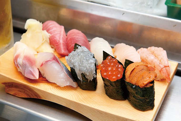【立ち食い寿司の名店】とびっきり新鮮な天然ものが100円から! 古きよき伝統を守る「立喰鮨 吉光 船橋北口店」