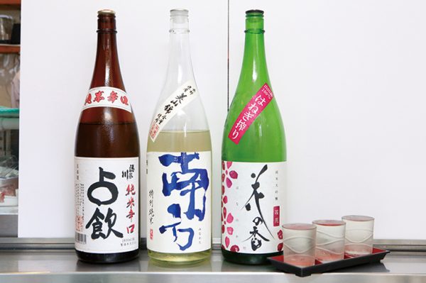 ↑利き酒3点セット(900円) 店主オススメの日本酒を3種楽しめる。写真は左から「占飲」(山形)、「南方」(和歌山)、「花の香」(熊本)