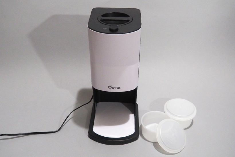 ↑電動ふわふわとろ雪かき氷器 DTY-16BKと付属の専用氷カップ