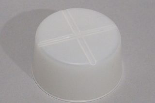 ↑専用の氷カップは直径8cmの手のひらサイズ。裏に十字のスリットがついているので、カチコチに凍った氷もすぐに取り出せます。蓋つきなので冷凍庫の匂いなどが移りにくいのもうれしいですね