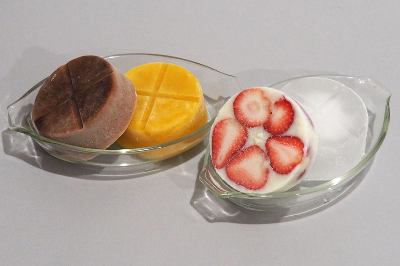 ↑専用カップは2個付属しますが、大量にかき氷を作りたい場合や、いろいろな味を楽しみたい場合は、数日かけて氷を作り置きしておきます。氷に霜がつくと削りにくくなるので、長期の冷凍保存には向きませんが、我が家では2週間くらいは問題ありませんでした