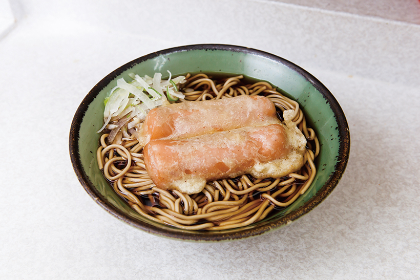 【昼は立ち食いそば】「ソーセージ天」や「ジャガ芋天」が斬新すぎる! 関東系濃厚つゆが自慢の笹塚「柳屋」
