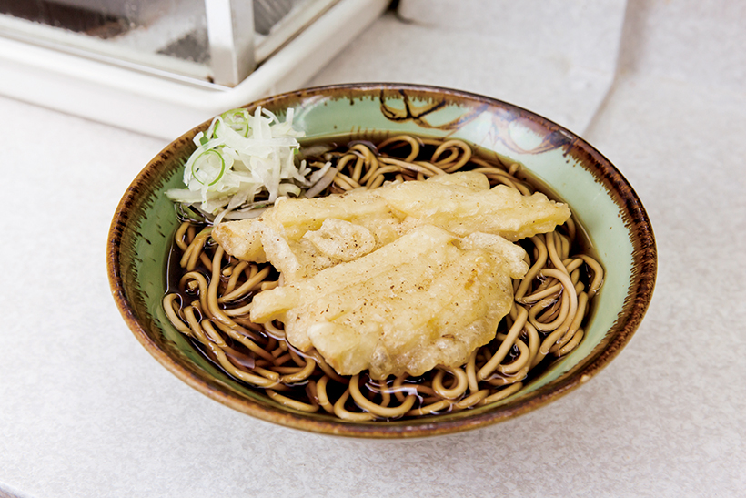 ↑ジャガ芋天そば(400円)。いもがつゆを吸って絶品。ゆで麺とじゃがいもでつゆの味わいを2 倍堪能できる。