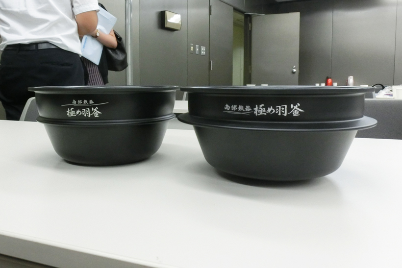 ↑新形状の「極め羽釜」(右)。従来品(左)と比べて羽を大きくしたことで、羽釜と炊飯ジャー本体の間に広い断熱空間を作ります。この断熱層の中で熱が対流しやすくなり、側面から均一に熱を伝えます