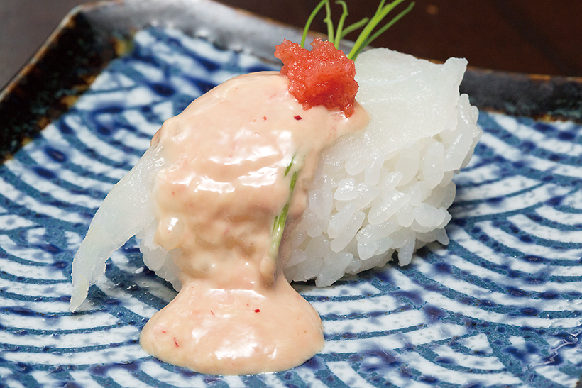 ↑うまづら／一貫（324円）　店内の水槽から天然モノを出して 使用。裏ごしした肝の上にもみじお ろしを乗せ、ポン酢をあしらった。 肝のうまみを、ポン酢の清涼感で引 き立たせた技アリのおいしさだ。