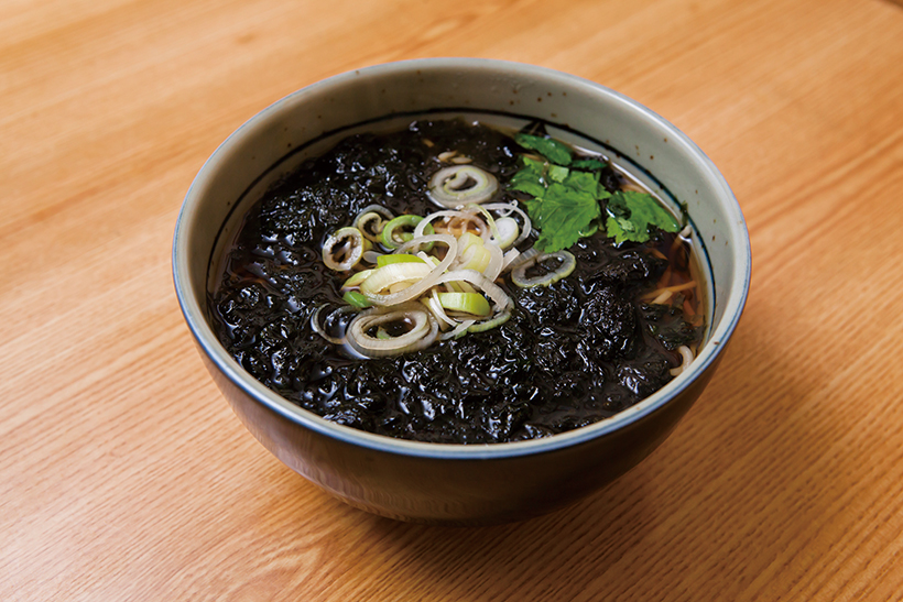 ↑岩のりそば(330円)。「じゃこ天そば」などの倍の岩のりが入っている。細麺に岩のりを絡めて食べれば風 味満点